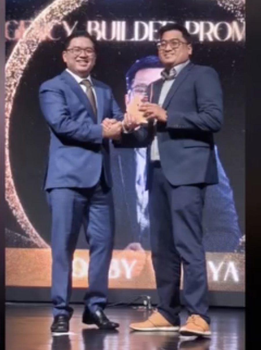 Penyerahan trofi promosi Associate Agency Builder